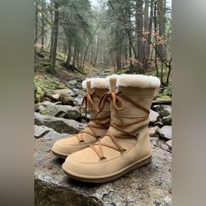 Skechers suede snow boots with a faux fur trim and wraparound laces. 8US